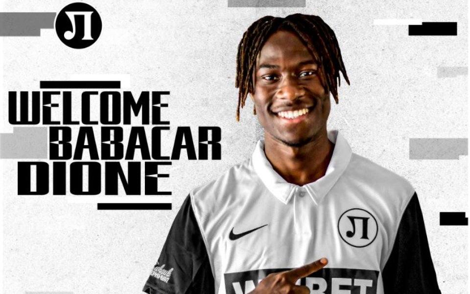 Локомотив (Пловдив) подписа договор с Бабакар Дион. Крилото е с