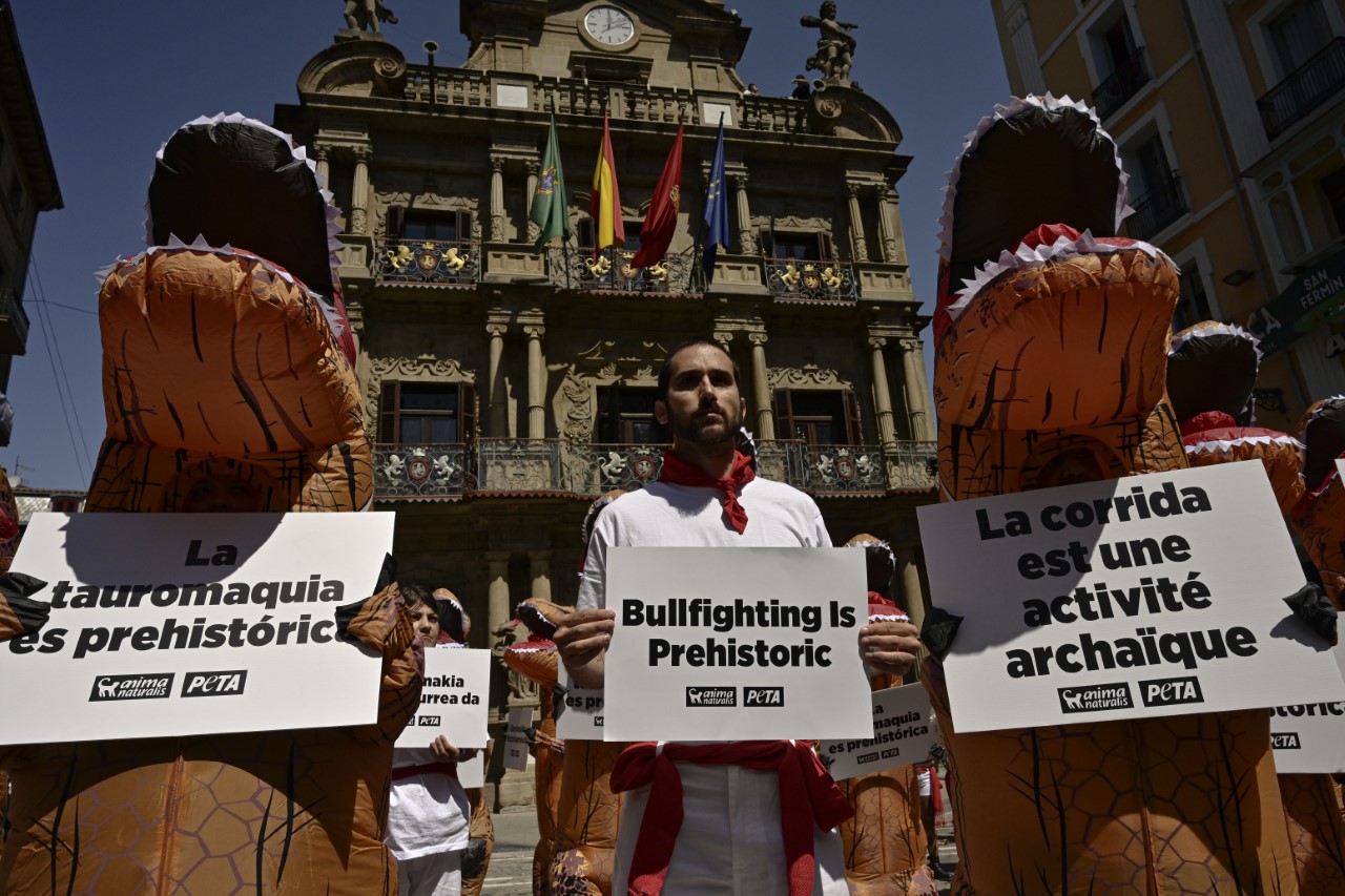 <p>Активисти, облечени като динозаври, протестираха преди началото на фестивала Сан Фермин в Памплона</p>