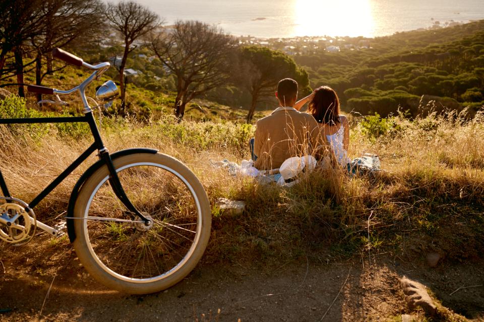 двойка лято любов пикник колело