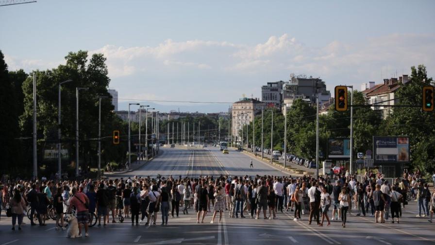 Протест в София заради катастрофата на бул. „Черни връх” (СНИМКИ)