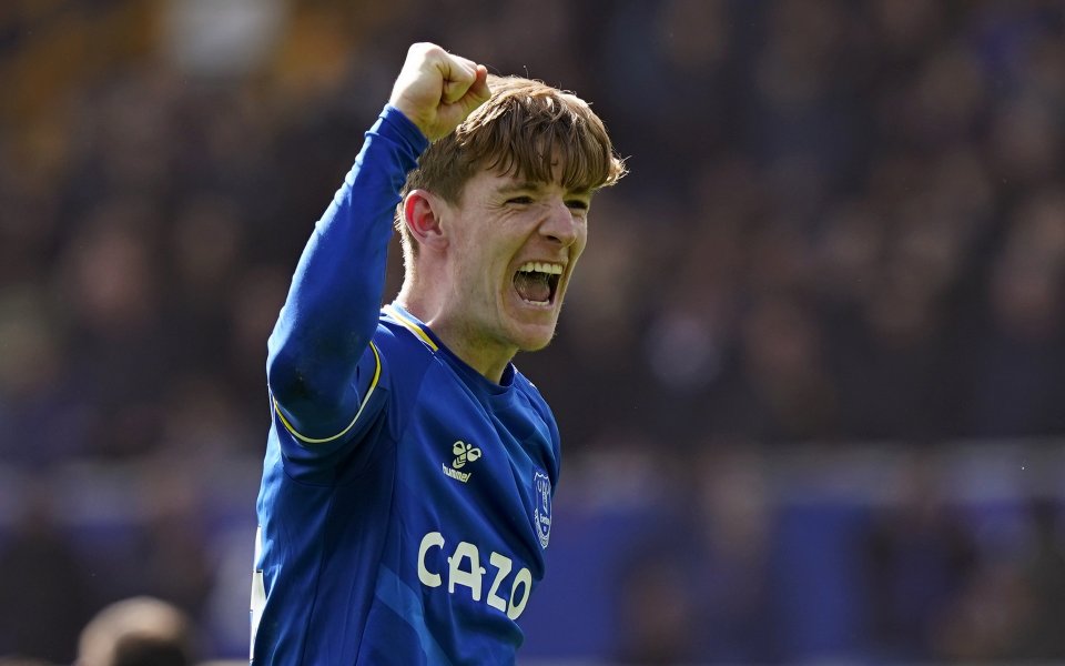 Отборът на Нюкасъл Юнайтед се е свързал с колегите си