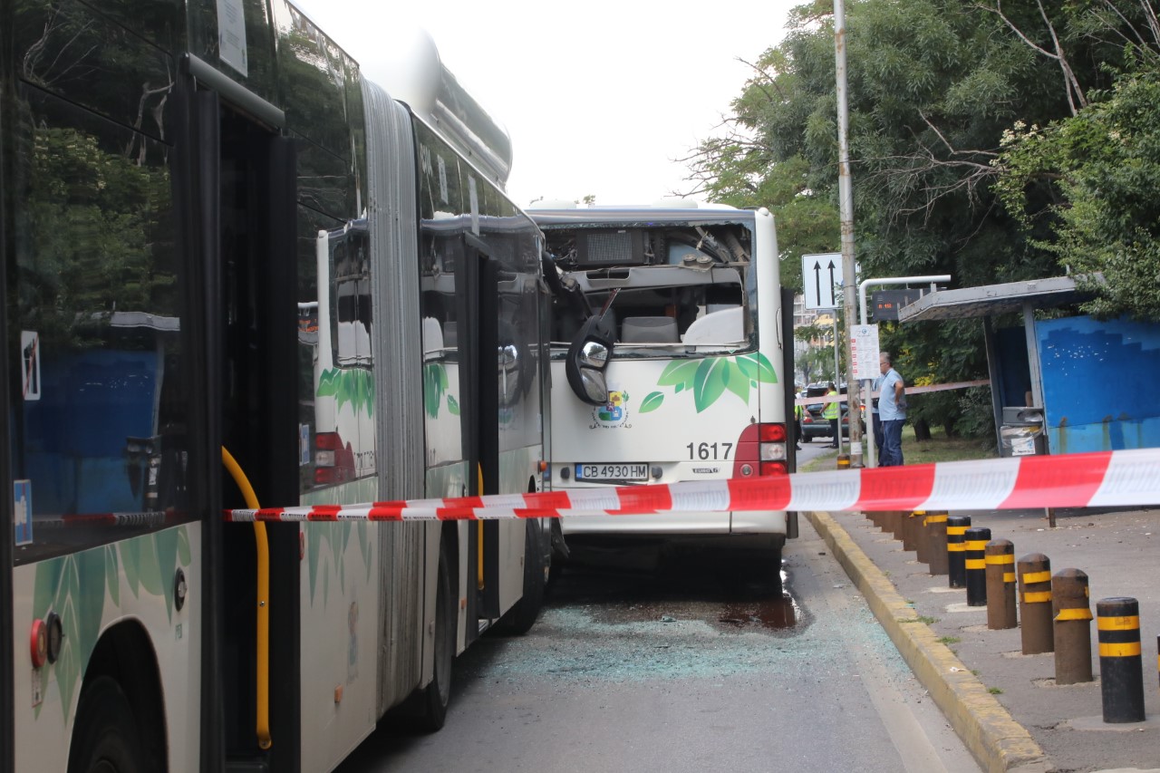 <p>Два автобуса на градския транспорт се удариха в София</p>