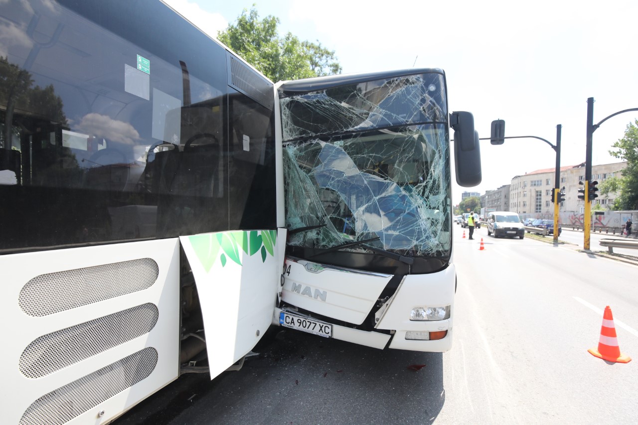 <p>Два автобуса на градския транспорт се удариха в София</p>