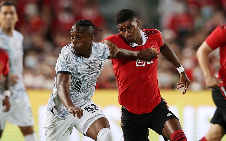 Манчестър Юнайтед и Ливърпул играят при резултат 3:0 в контрола,