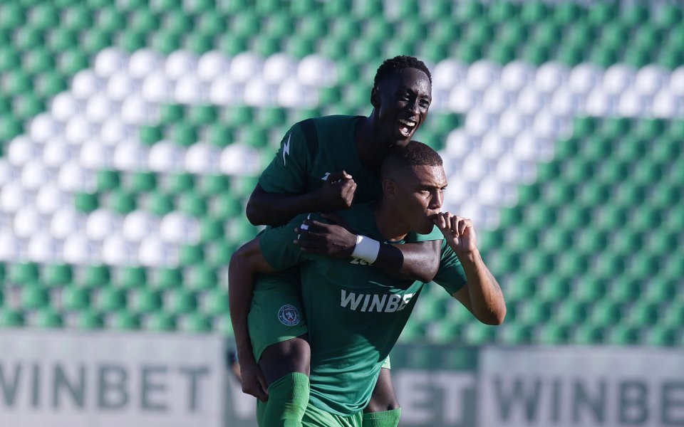 През сезон 2013 името на Браян Переа покри главните корици