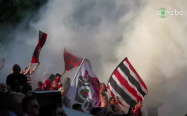 Привържениците на Локомотив София в сектор А развяха множество знамена