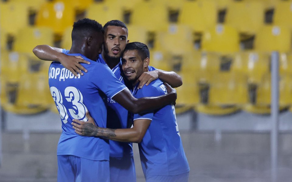 Отборите на Левски и Спартак Варна играят при във втория