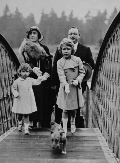 <p>Кралицата майка с двете си дъщери Маргарет и Елизабет в Шотландия, 1933 г.</p>