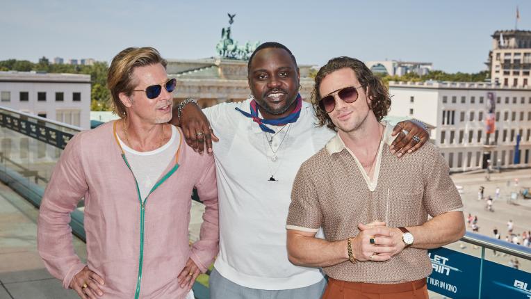  Брад Пит в розово за конференция в Берлин 