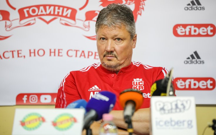 Пенев: Малко по-назад, ако обичаш! Ще ми извадиш очите