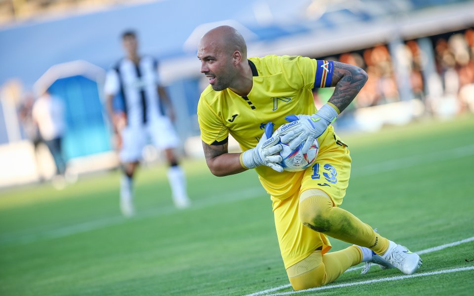 Вратарят на Левски - Николай Михайлов, твърдо се е заел