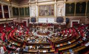 Френското правителство оцеля в първи вот на недоверие