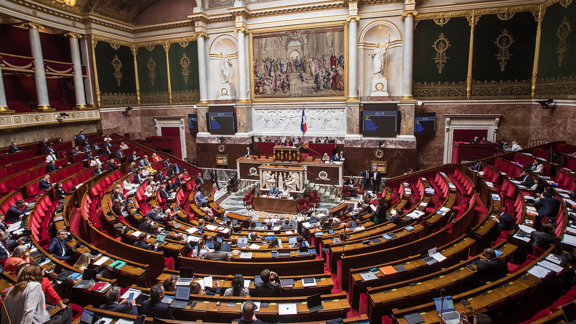 След почти две седмици на политическо живот след смъртта френският