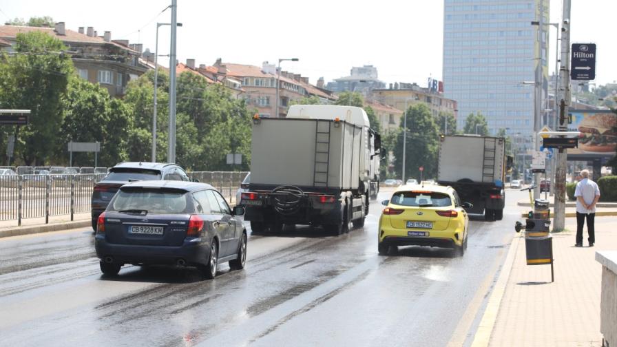 Мият улици в София заради горещото време