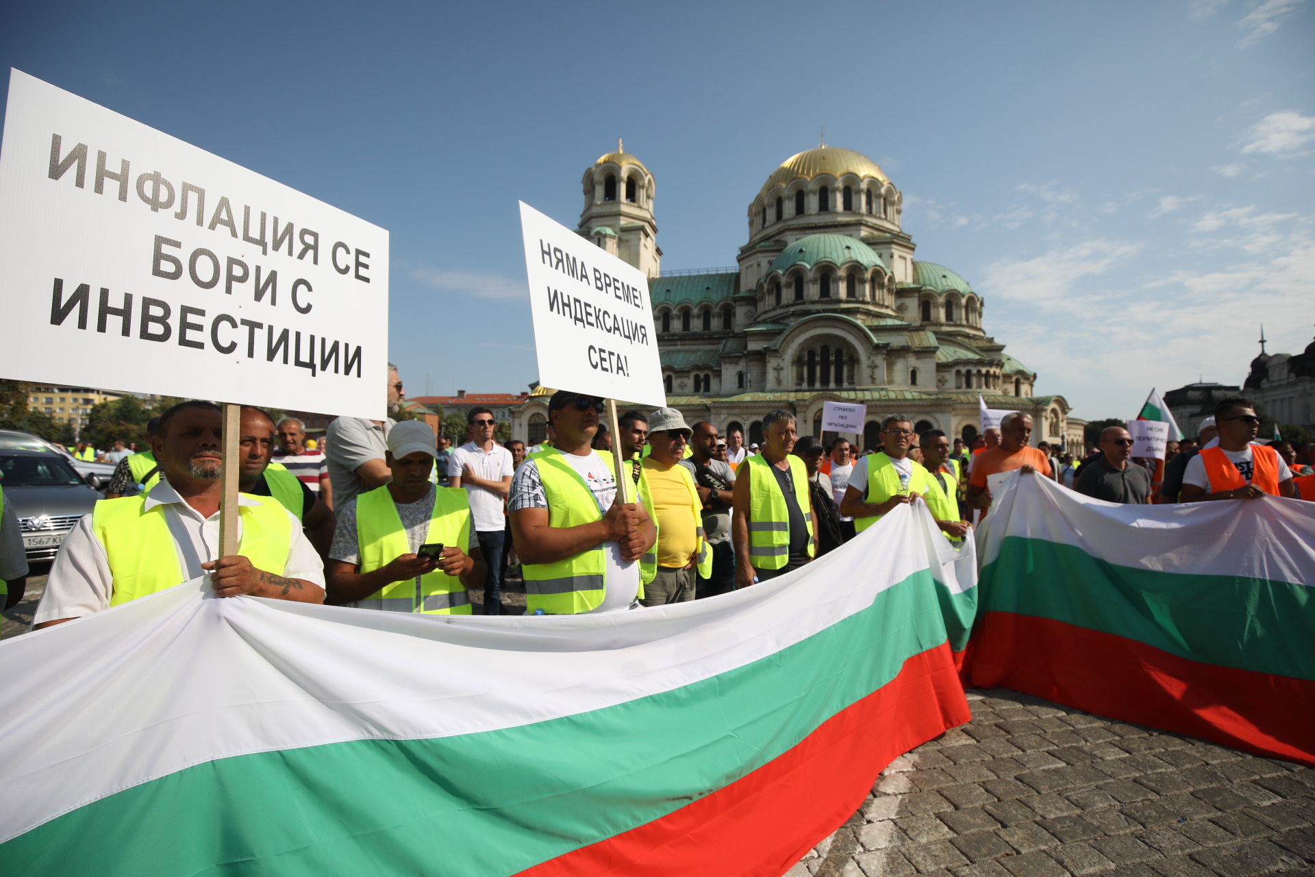 <p>Протестът на пътностроителния бранш затвори движението в района на НС</p>