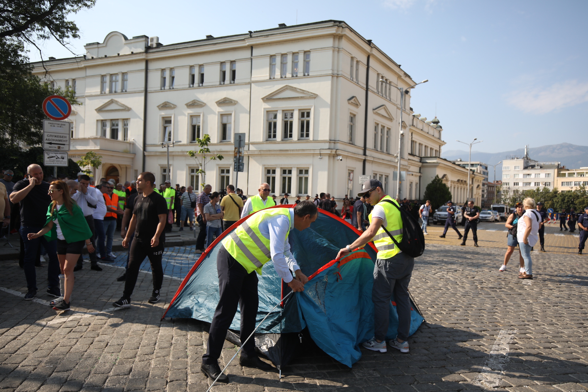 <p>Протестът на пътностроителния бранш затвори движението в района на НС</p>