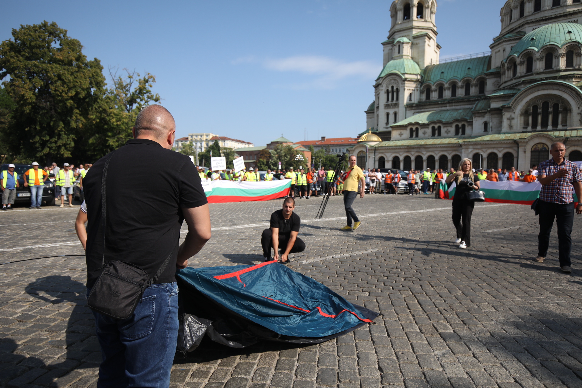 <p>Протестът на пътностроителния бранш затвори движението в района на НС</p>