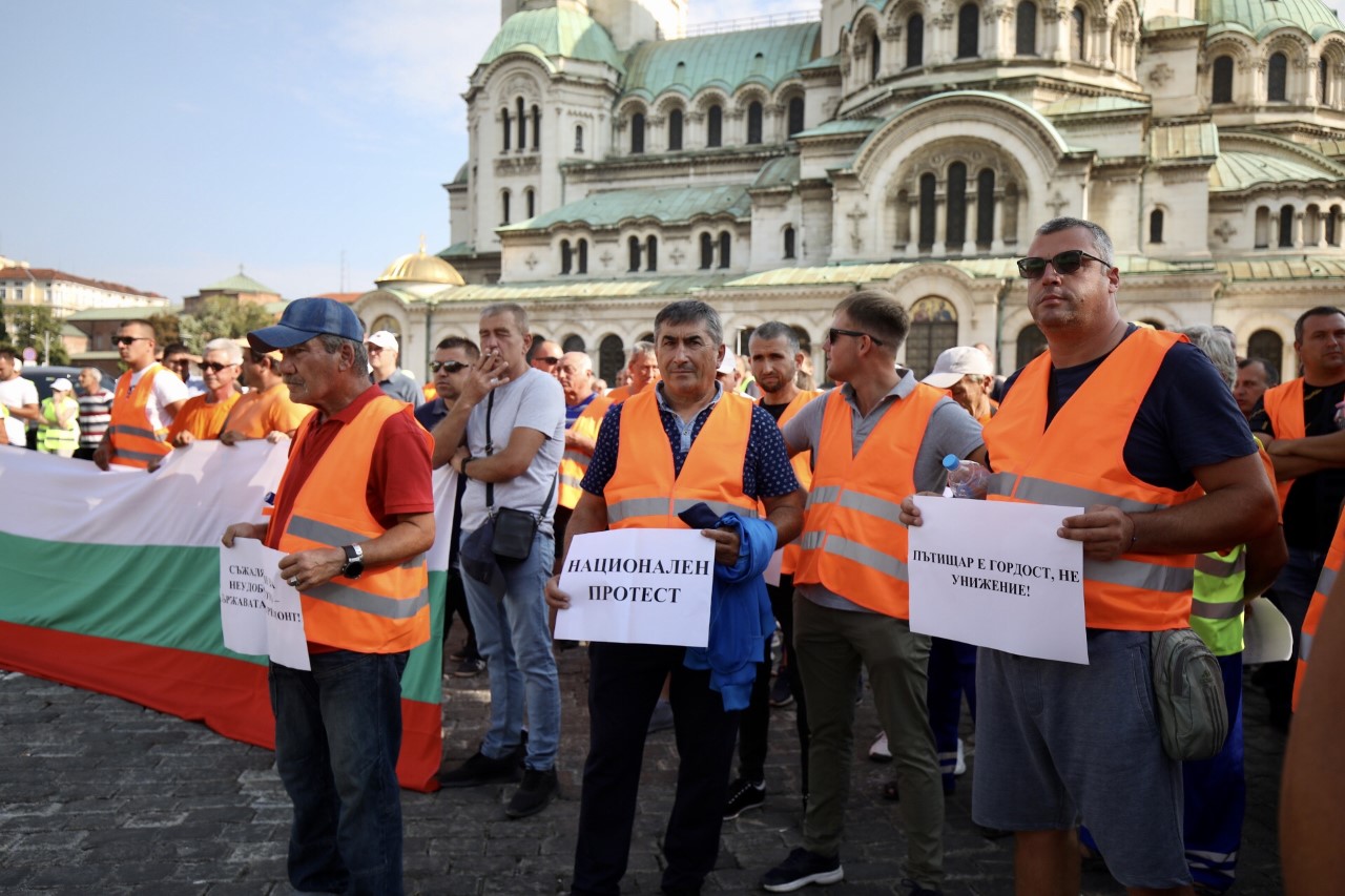 Протестът на пътностроителния бранш затвори движението в района на НС