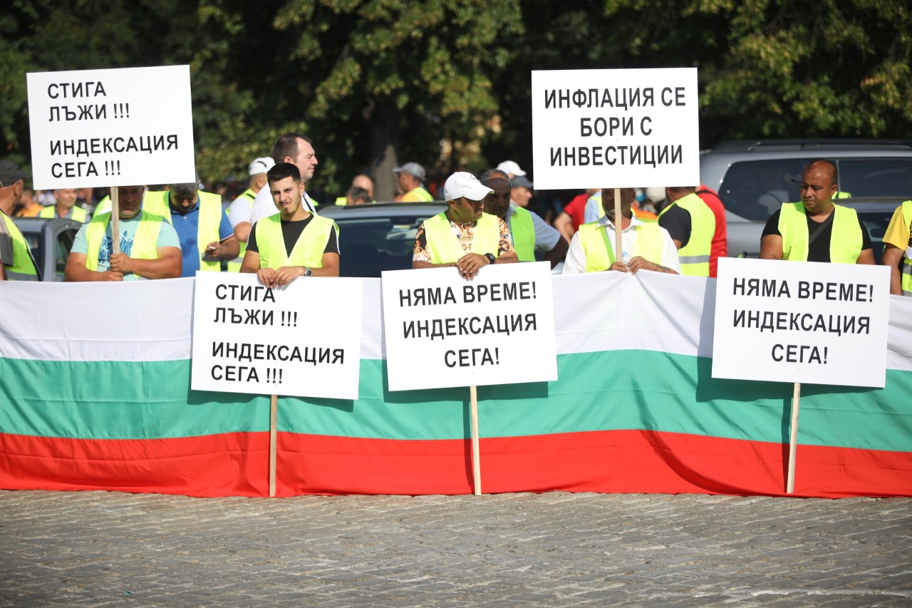 Протестът на пътностроителния бранш затвори движението в района на НС