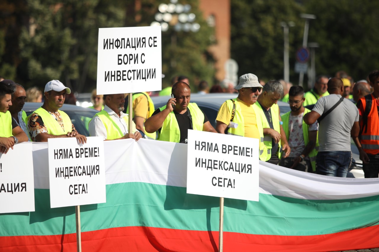 Протестът на пътностроителния бранш затвори движението в района на НС