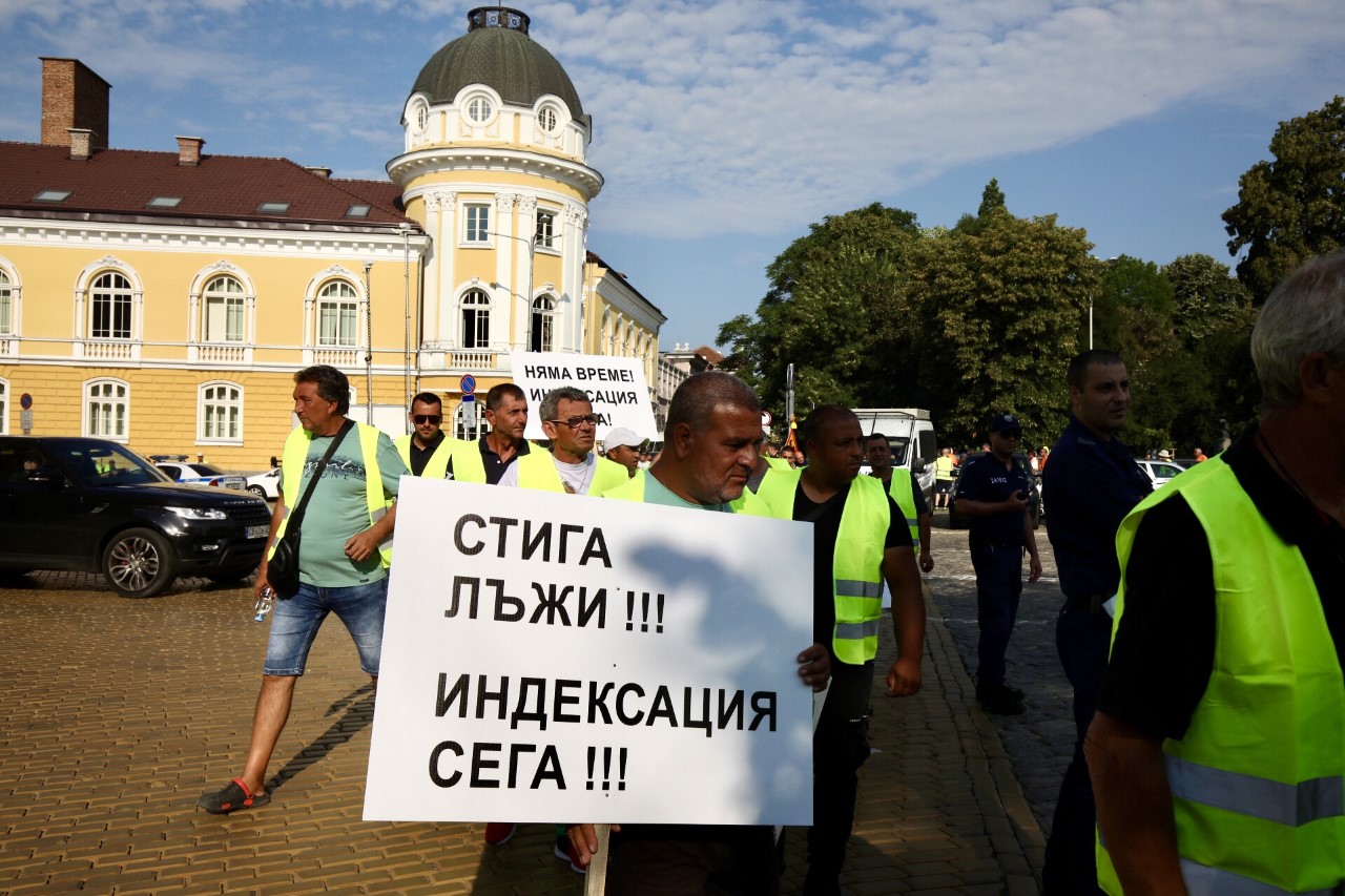 Протестът на пътностроителния бранш затвори движението в района на НС