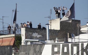 Екзалтирани фенове на гръцкия гранд ПАОК се стичат към стадион