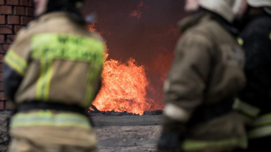 Пожар гори до голям магазин в Пловдив