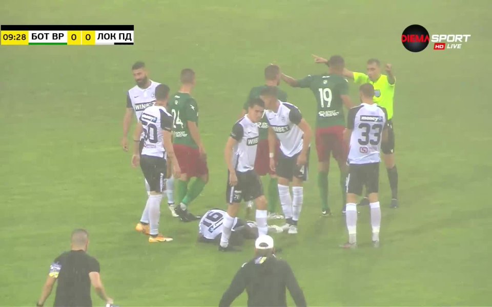 В 11-ата минута Венцислав Христов си изкара червен картон след