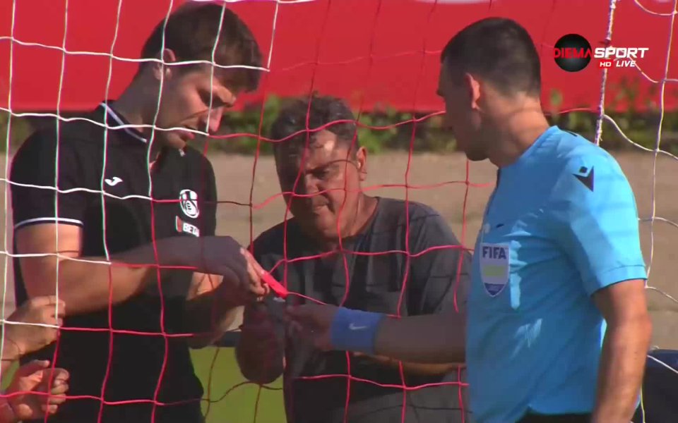 Преди първия съдийски сигнал на двубоя между Локо София и