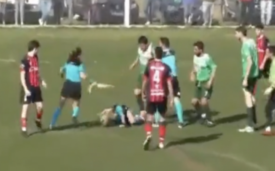Футболист удари в гръб съдийка по време на мач в Аржентина