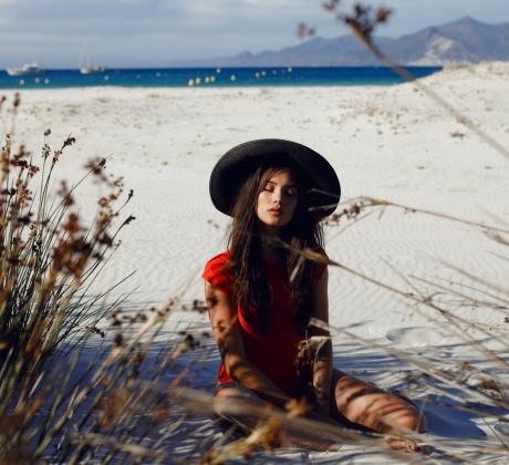 Юни е месецът в който лятото разгръща чара си но