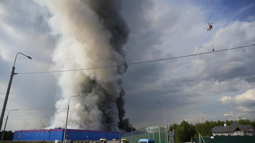 Огромен пожар край Москва, най-малко една жертва