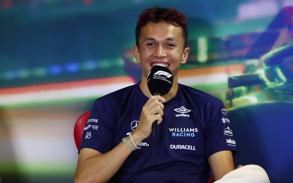 Пилотът Алекс Албон потвърди, че се е споразумял да продължи