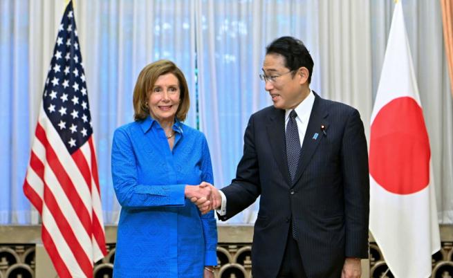 Японският премиер се срещна с Пелоси, нарече китайските учения „тежък проблем“