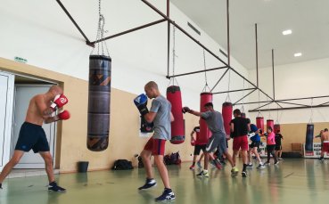 Около 400 боксьори от 28 страни сред които и България