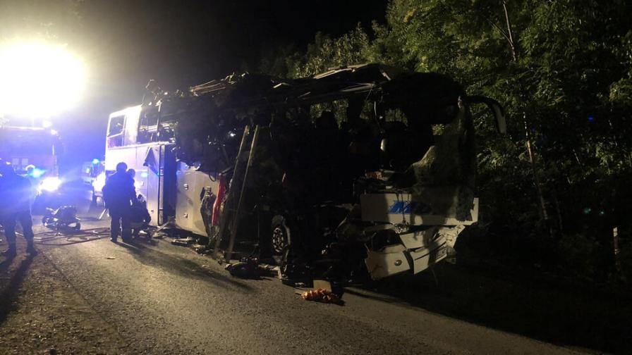 Тежка катастрофа между автобус и кола край Велико Търново, има загинали (СНИМКИ/ВИДЕО)