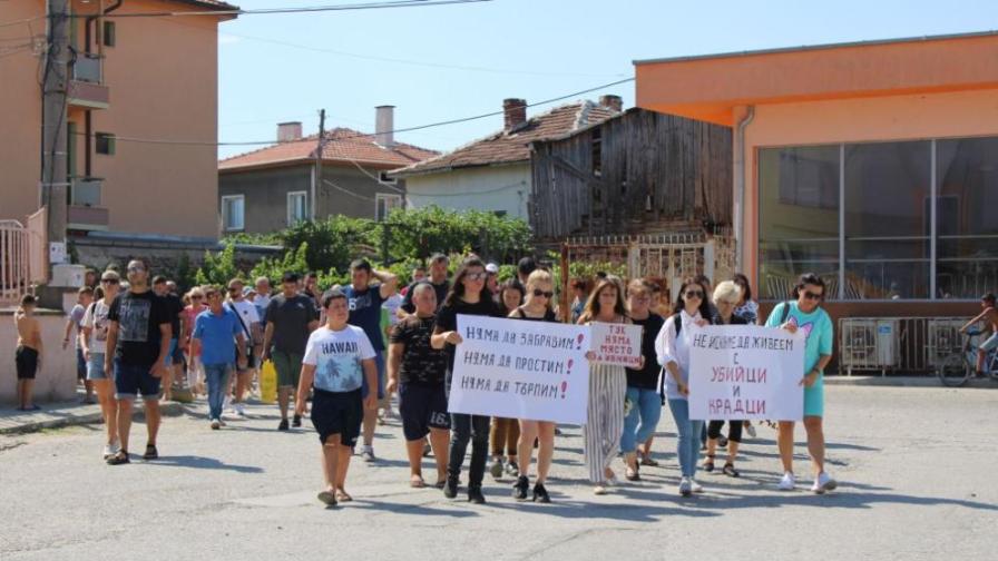 Мирно шествие в Микрево в памет местен жител, ограбен и убит в дома си