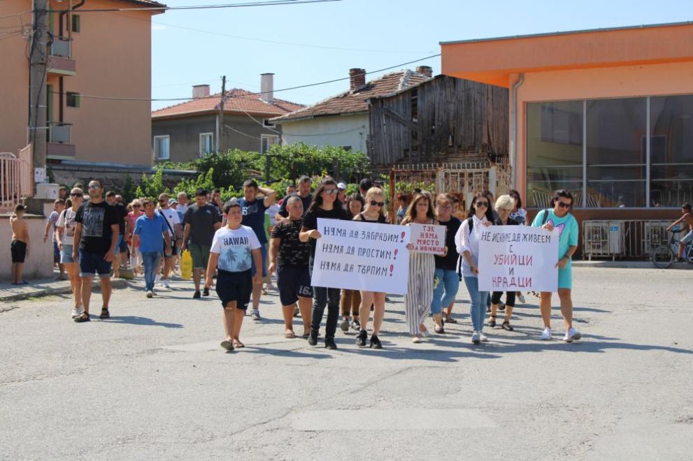 Мирно шествие в Микрево в памет местен жител, ограбен и убит в дома си