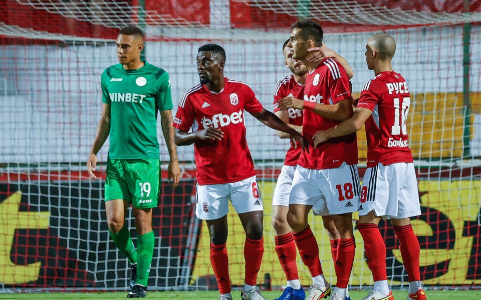 Втората част започна с промени и в двата състава, но