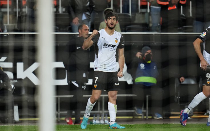 Уулвс е на крачка от звездата на Валенсия