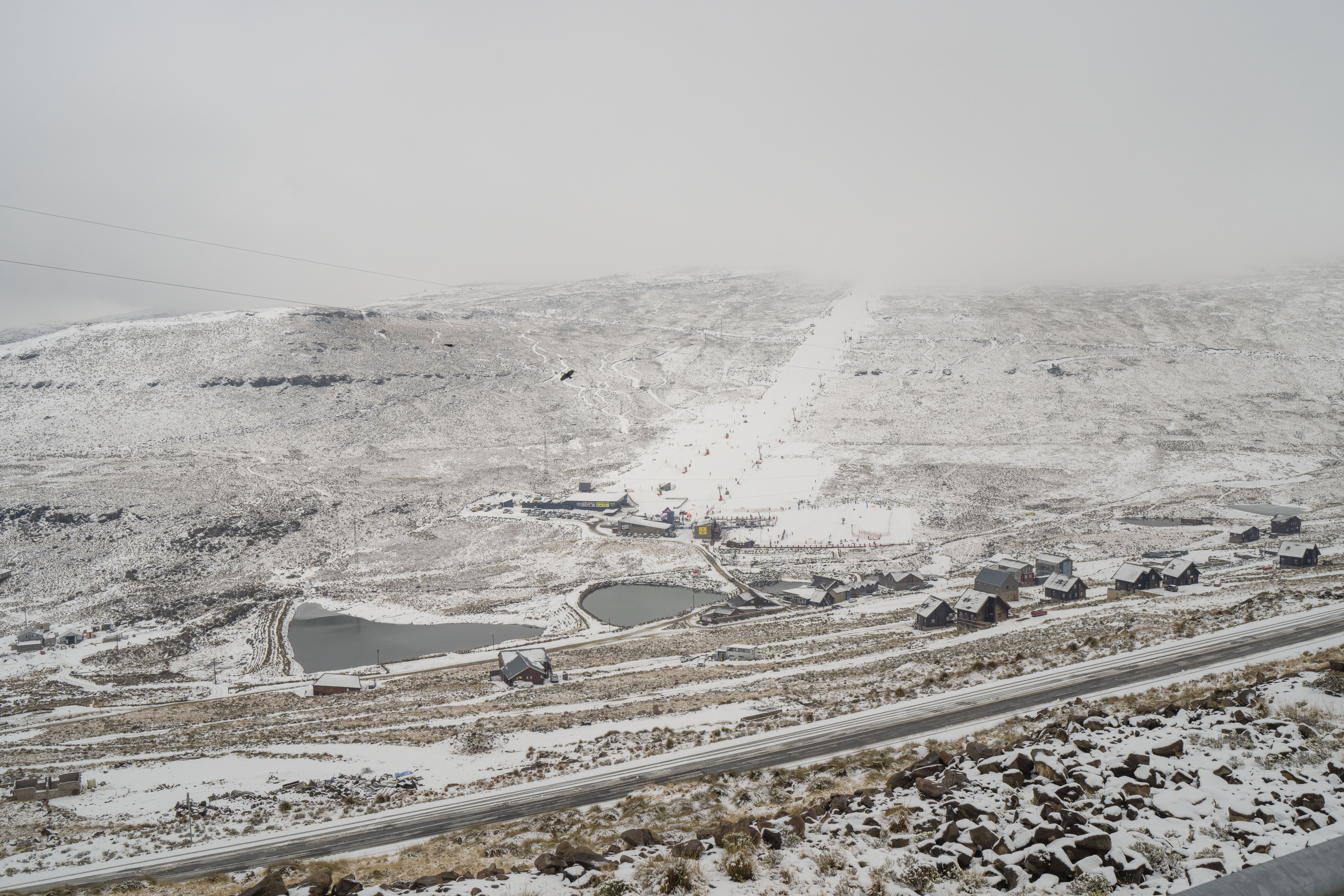 <p>Лесото може да се похвали с географска даденост, която не е много известна: това е единствената страна на Земята, където всеки сантиметър от територията ѝ се намира на над 1000 метра надморска височина. Поради това в Лесото има сняг през зимата, въпреки че държавата е разположена в Южното полукълбо</p>