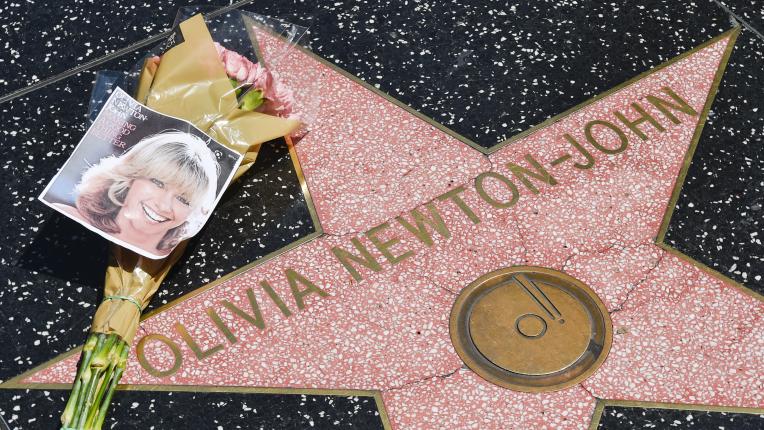 Фенове скърбят за Оливия Нютън-Джон в Лос Анджелис