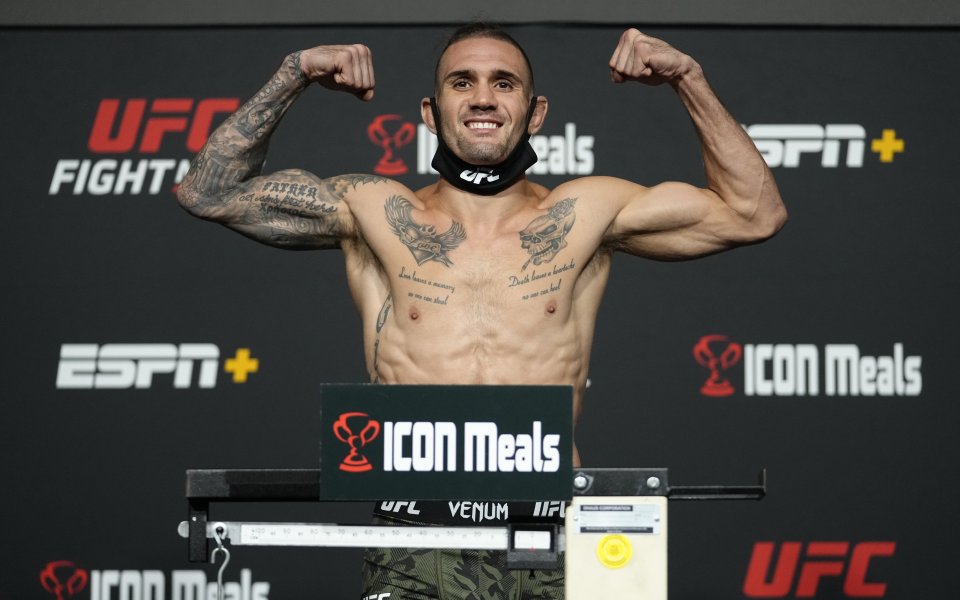 Странна контузия ще попречи на ММА боец да излезе в