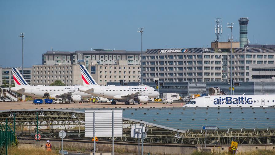 Полицай застреля въоръжен с нож мъж на парижкото летище "Шарл де Гол"