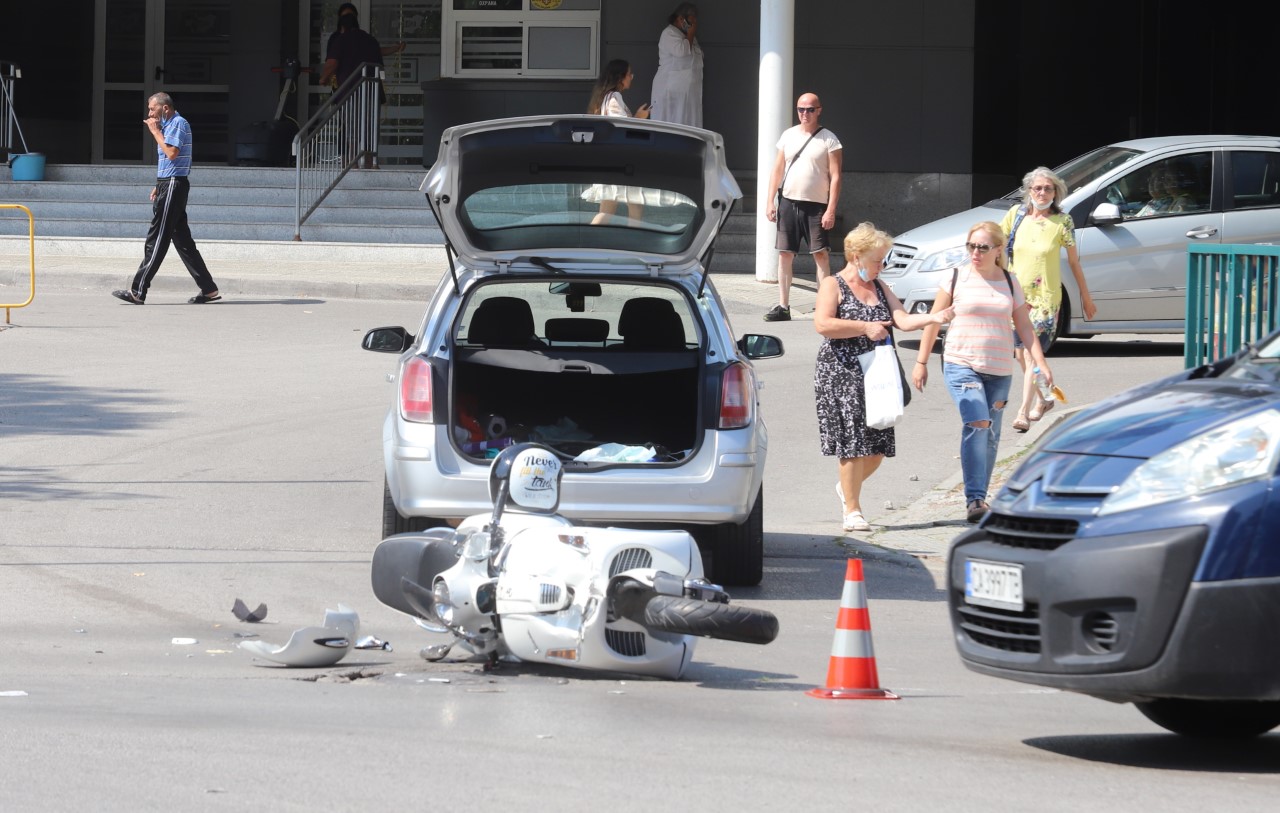 <p>Мотор и лек автомобил се удариха на ул. &bdquo;Проф. Марко Семов&ldquo; пред входа на УСБАЛ по онкология в столицата</p>