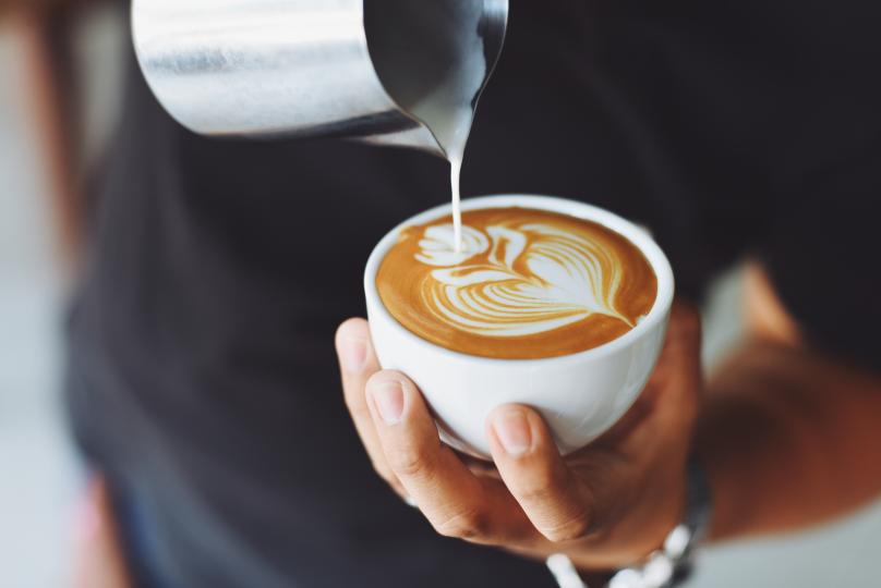 <p><strong>Кафе</strong></p>

<p>Висококачественото кафе в умерени количества също може да повиши нивата на допамин, тъй като кофеинът може да сигнализира на тялото ни да произвежда допълнителен допамин.<br />
Същите ползи можете да извлечете и от други източници на кофеин, като матча, шоколад, зелен чай и други форми на чай с кофеин.</p>