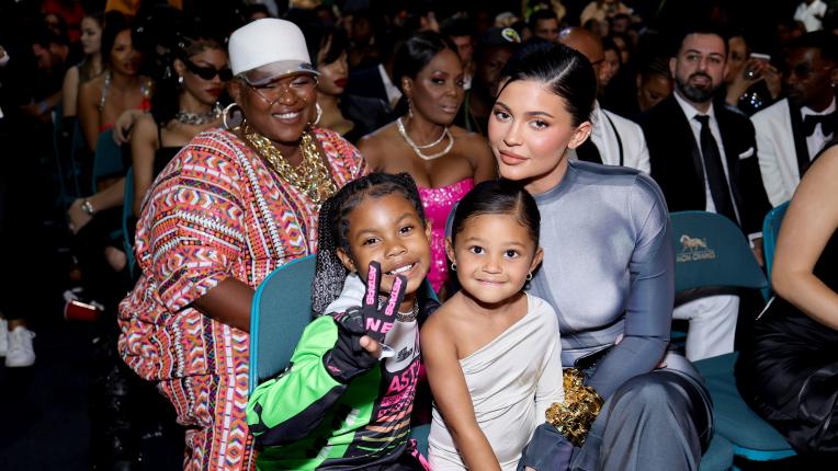  Звездни родители, които взеха решение да имат деца прекомерно рано 