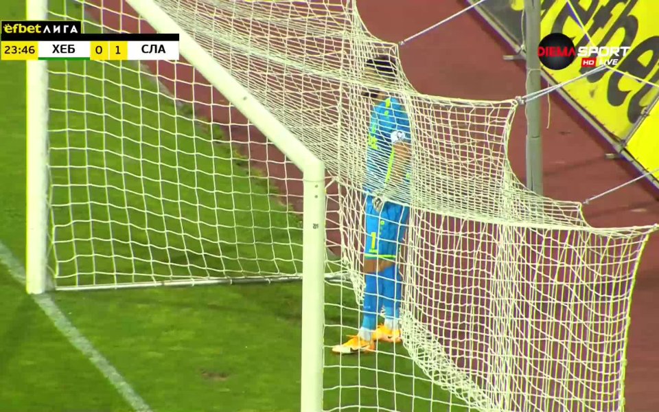 Славия поведе в 24-ата минута. Ертан Томбак нацели гредата на