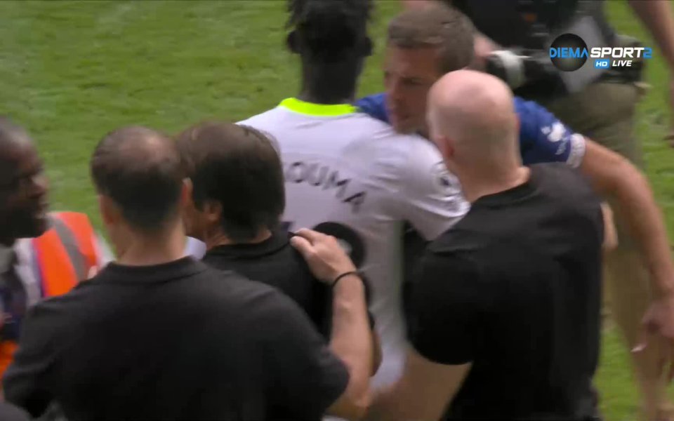 След последния съдийски сигнал двамата мениджъри - Томас Тухел и