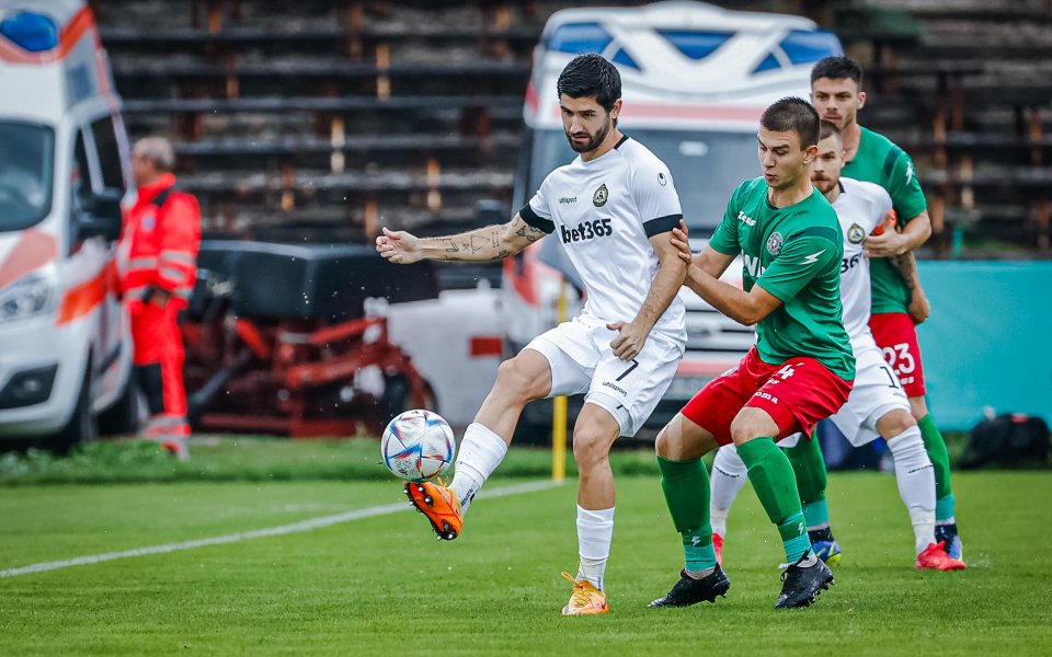 Вече бившият нападател на Славия Йон Бакеро бе официално представен